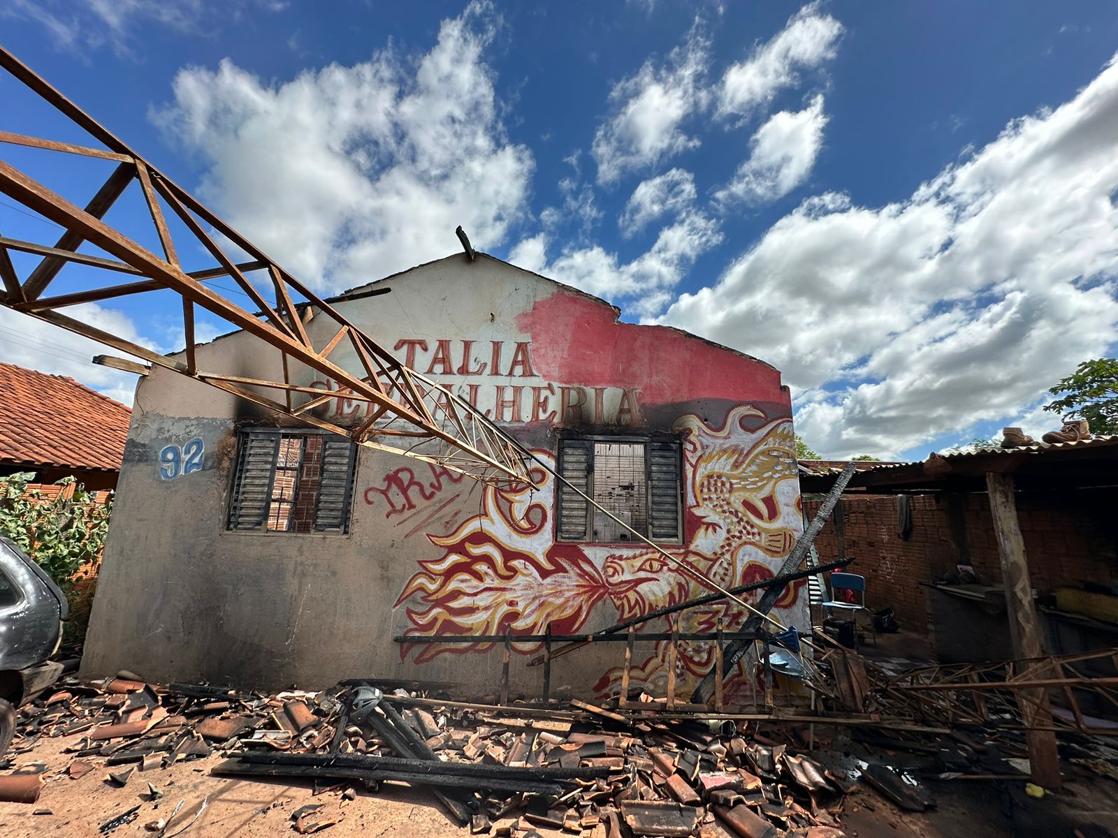 Imóvel destruído pelo incêndio - Foto: Polícia Civil/Divulgação